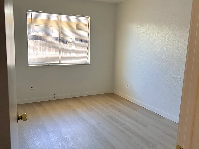 1343 Ford Ave — Photo 14
