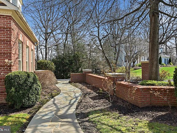3rd image of 1234 Tottenham Ct