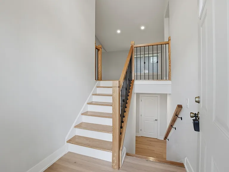 136 Edgewater Dr — Photo 2