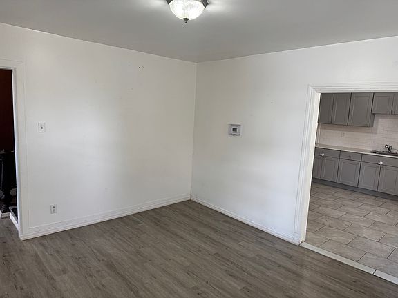 3rd image of 1050 Birkbeck St #1050