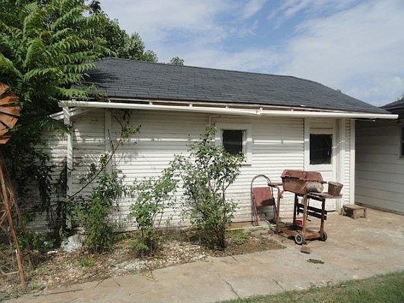4th image of 904 W Avenue C