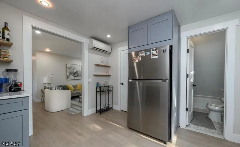 2 bed, 1.0 bath, $2,600 — Photo 2