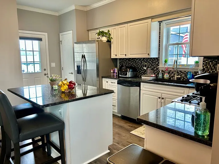 402 Gloucester Ave — Photo 5