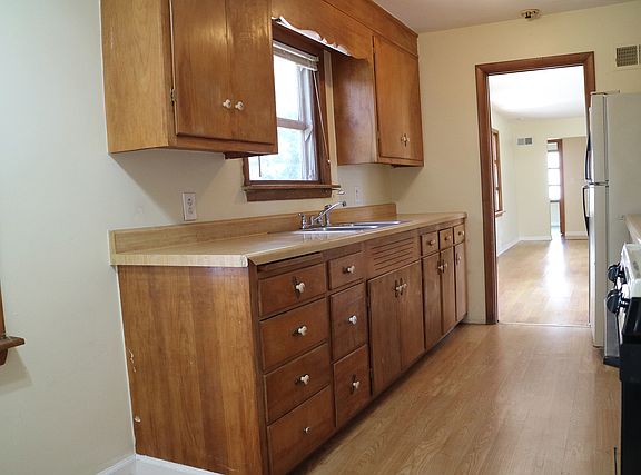 5th image of 648 Barrington Ave