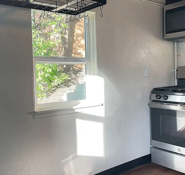 Walk to Clear Creek & School of Mines 2BR Garden Level with Utilities Included! — Photo 8