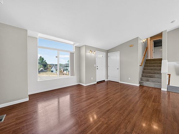 5th image of 209 NE Rose Ridge Dr