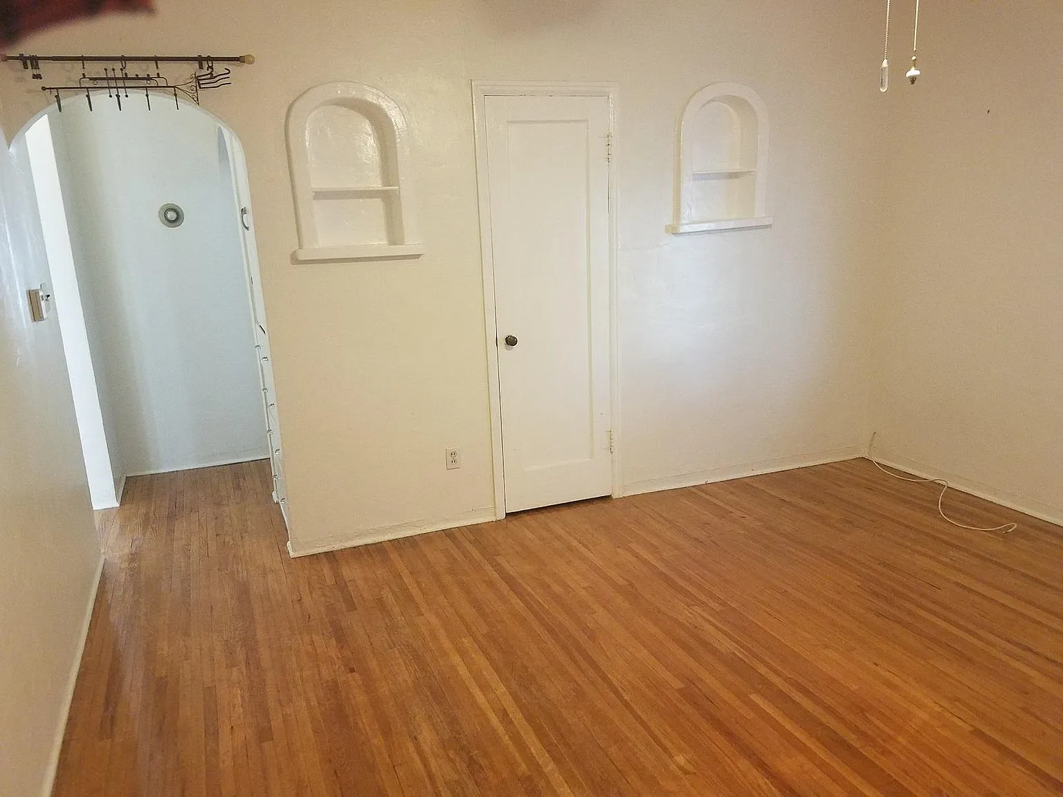 2 bed, 868 sqft, $1,600 — Photo 3