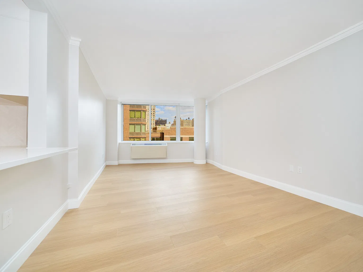 160 Riverside Boulevard — Photo 2