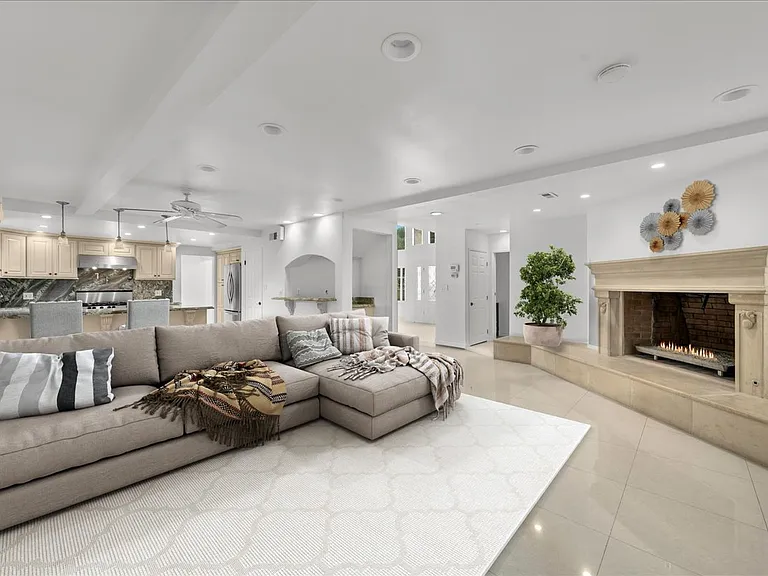 2222 Pier Ave — Photo 7