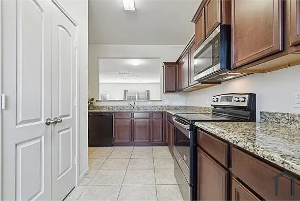5 bed, 2605 sqft, $3,499 — Photo 2