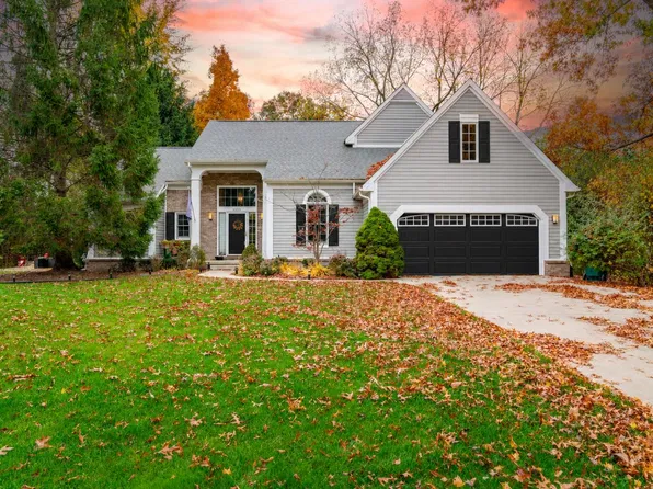 6839 Hubbard Cir, Clarkston, MI 48348