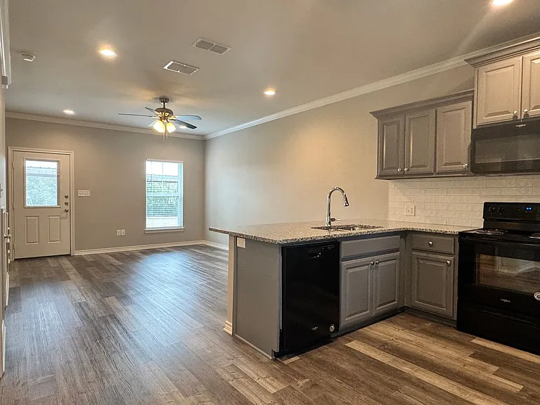 1655 S Kennedy Ave — Photo 7