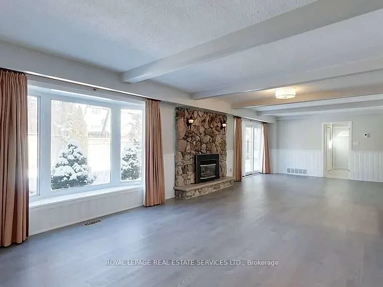 141 Castle Cres — Photo 11
