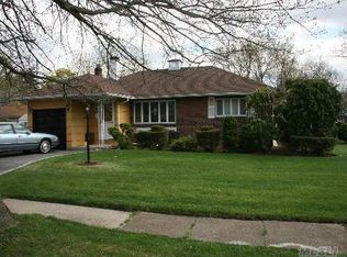 909 Downing Rd, Valley Stream, NY 11580