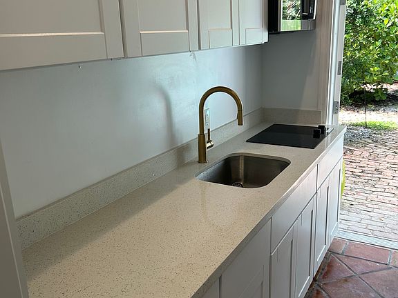 2nd image of 301 NE 6th Ave APT 2