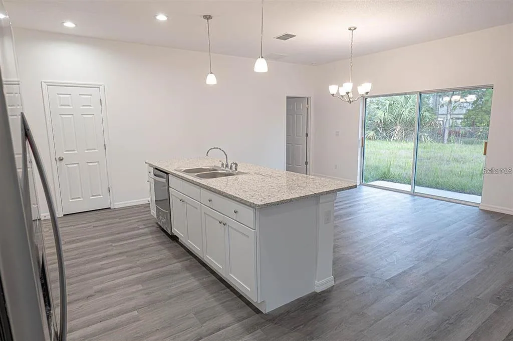 4 bed, 2.0 bath, 1695 sqft, $2,100 — Photo 3
