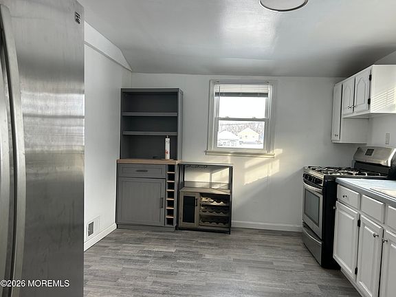 4th image of 276 Linden Ave