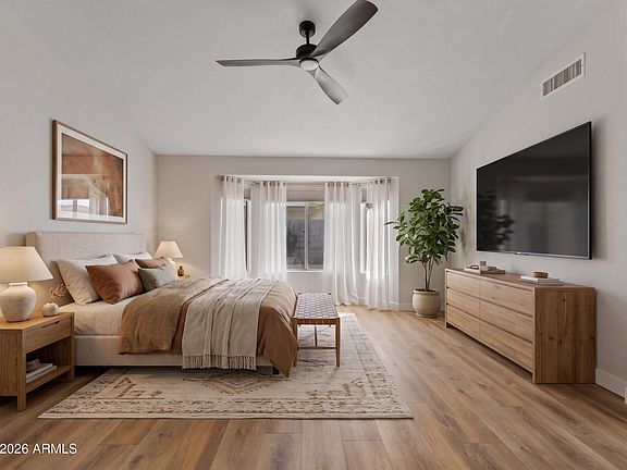 3rd image of 1021 E LINDA Lane