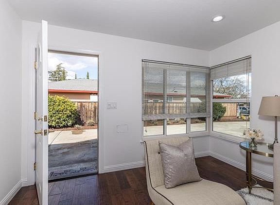 3rd image of 2923 Union Ave