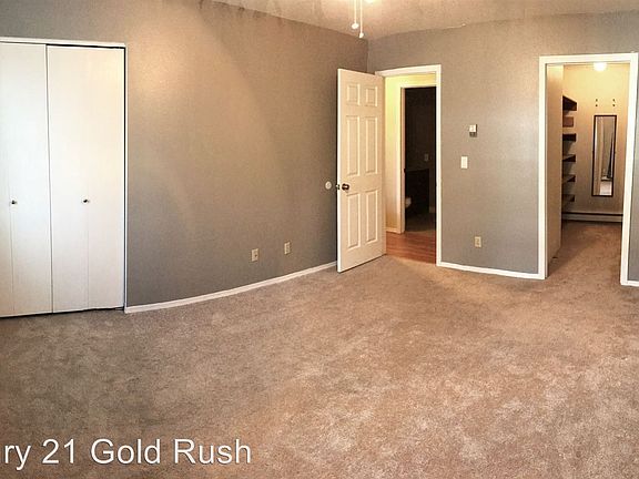 4th image of 1048 Evergreen St
