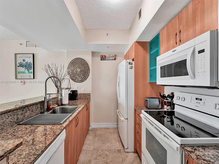 17555 Atlantic Blvd #806 — Photo 10