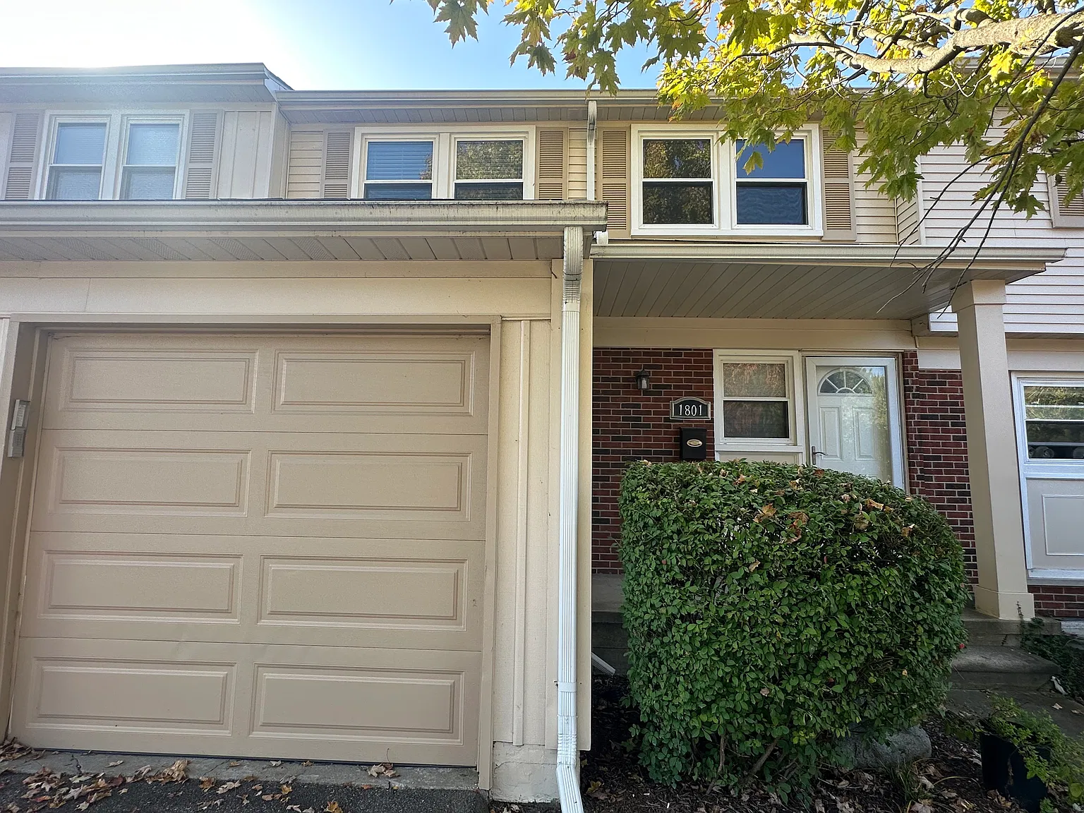 3 bed, 1.5 bath, 1487 sqft, $1,900 — Photo 1