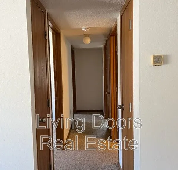 607 S Washington St #8 — Photo 4