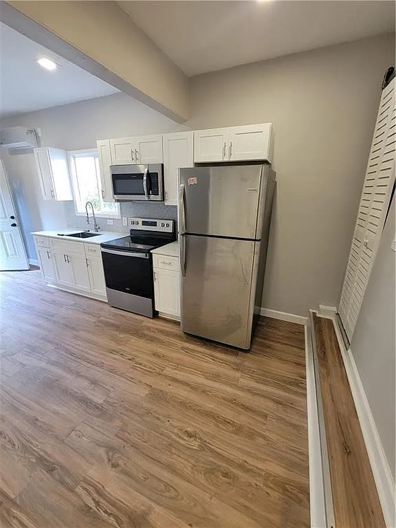 1 bed, 1.0 bath, 2456 sqft, $1,300 — Photo 3