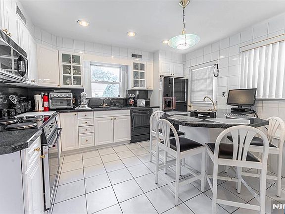 3rd image of 1806 Rensselaer Rd