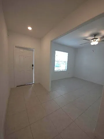 6-Bedroom Home in Abbott Square! — Photo 2