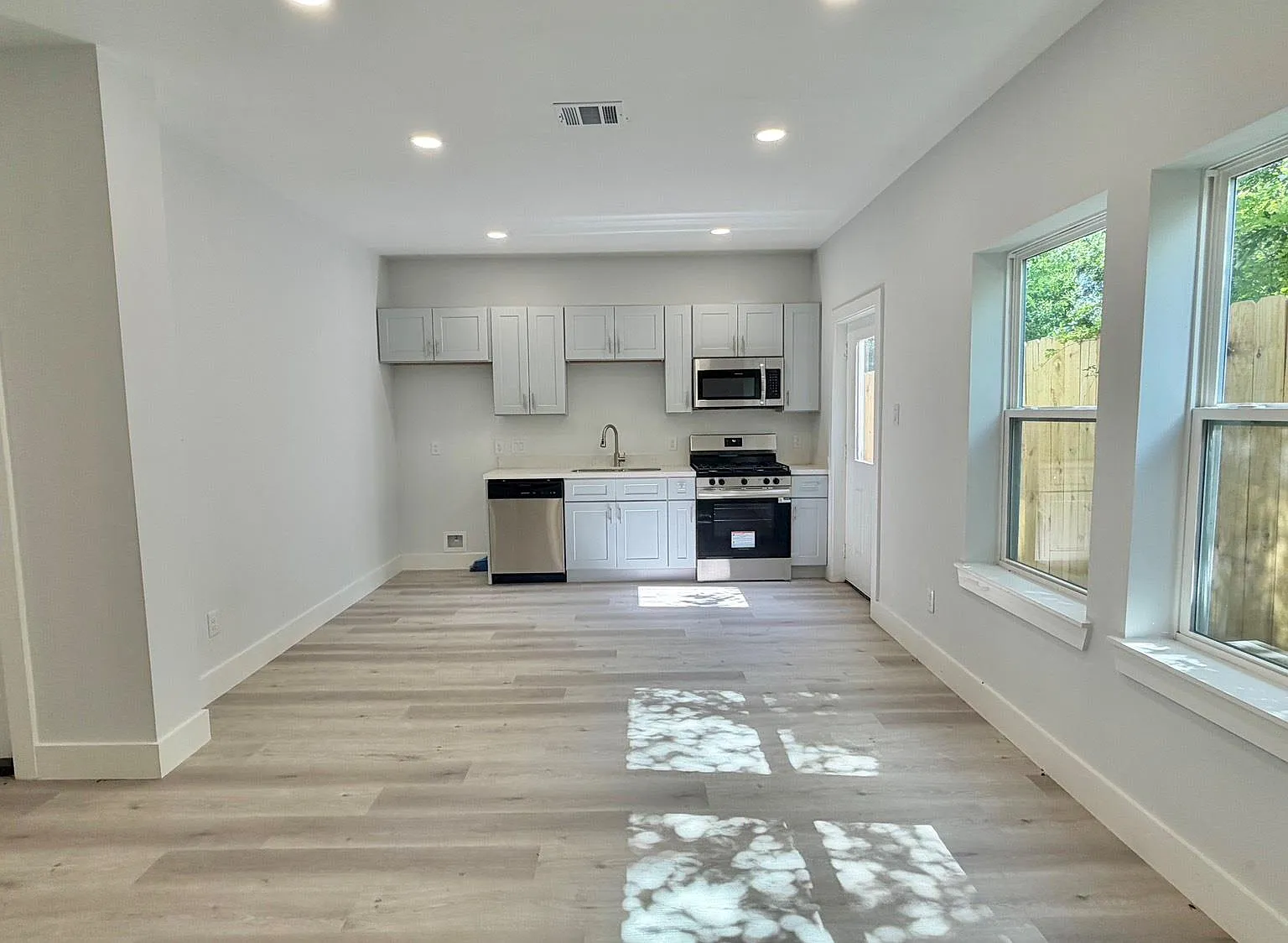 3 bed, 2.5 bath, 1209 sqft, $1,690 — Photo 4