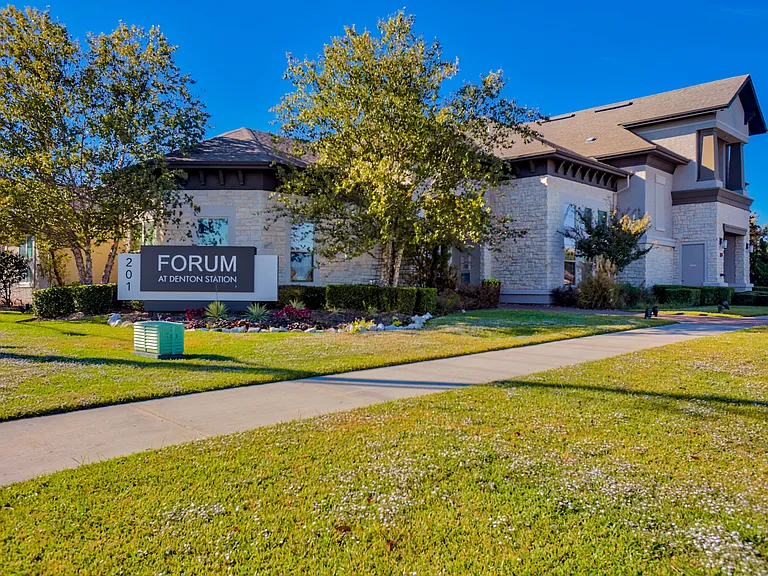 Entrance/Leasing Office