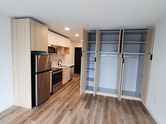 4th image of 4205 SW Genesee St #402