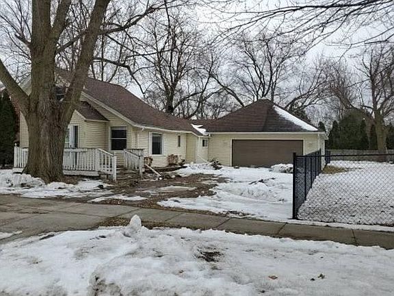 2nd image of 211 Olive St