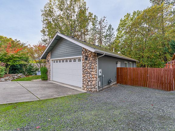 2nd image of 102 Sunnybrooke Ct