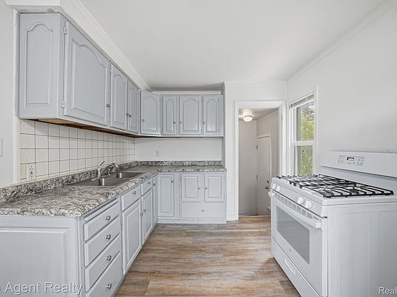 5th image of 28553 Pinehurst St