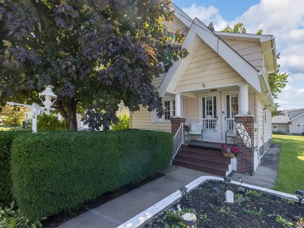 2206 Bird Dr, Erie, PA 16510