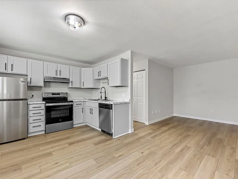 Hawk Point Apartments — Photo 11