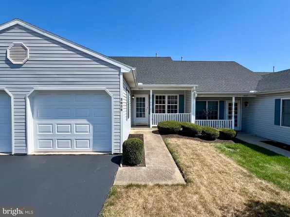 3035 Village Cir W, York, PA 17404