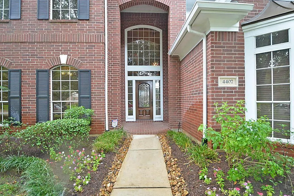 5 bed, 3.5 bath, 4106 sqft, $3,800 — Photo 2