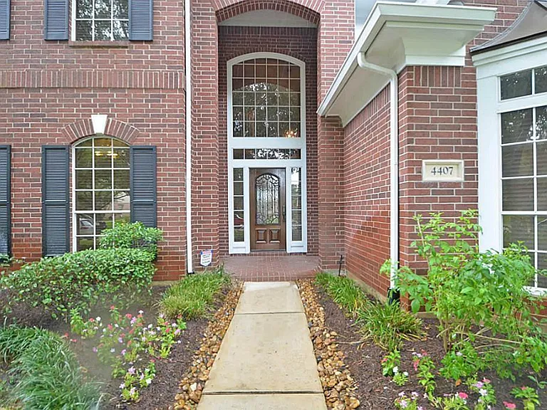 4407 April Meadow Way — Photo 2