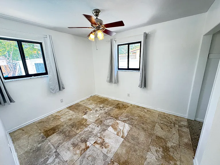 101 SE 14th Pl — Photo 7