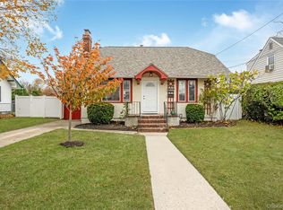 51 Castleton Ct, Oceanside, NY 11572