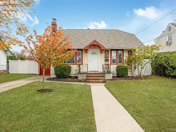 51 Castleton Court, Oceanside, NY 11572