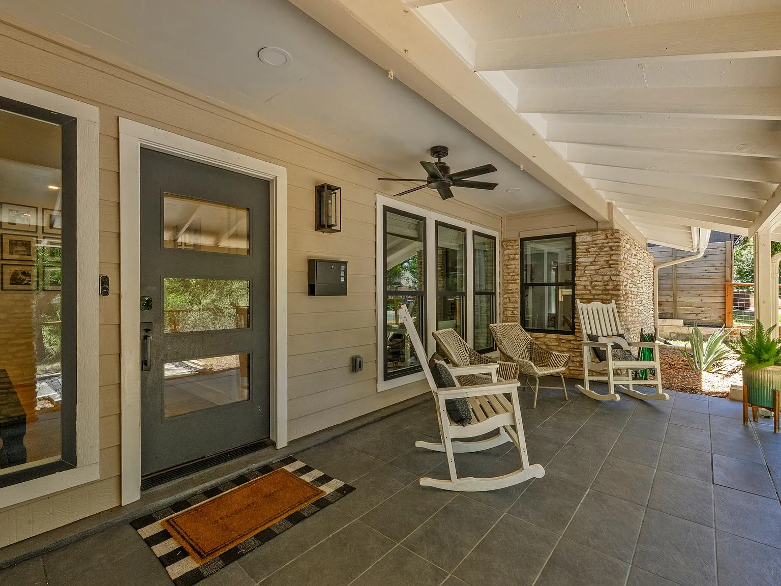 4 bed, 2.0 bath, 2050 sqft, $6,250 — Photo 2