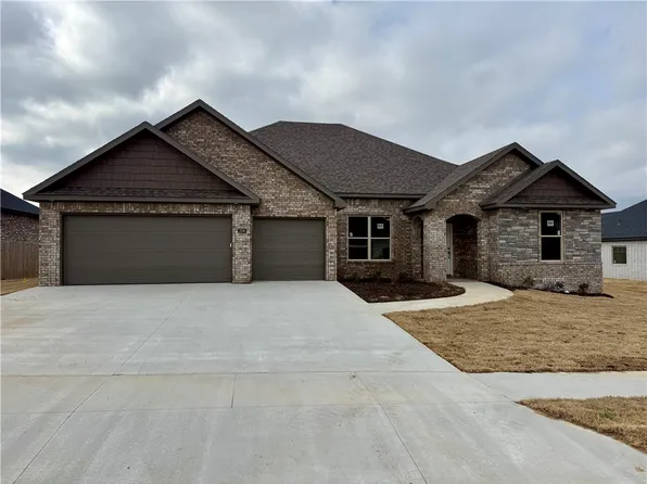 206 Doral Dr, Cave Springs, AR 72718