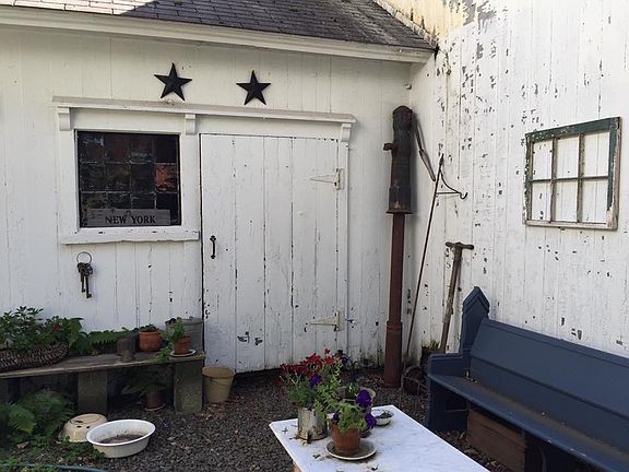 Shed tavern