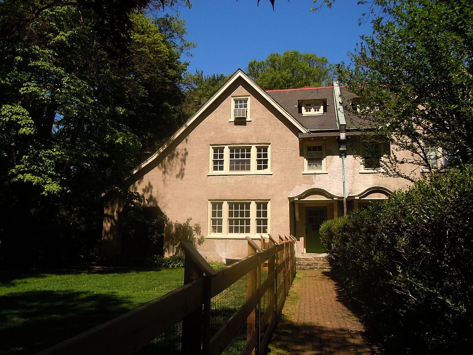Close to St. Martin's train station+