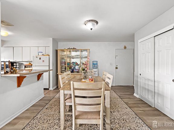 5th image of 32 Woodedge Ave APT 6