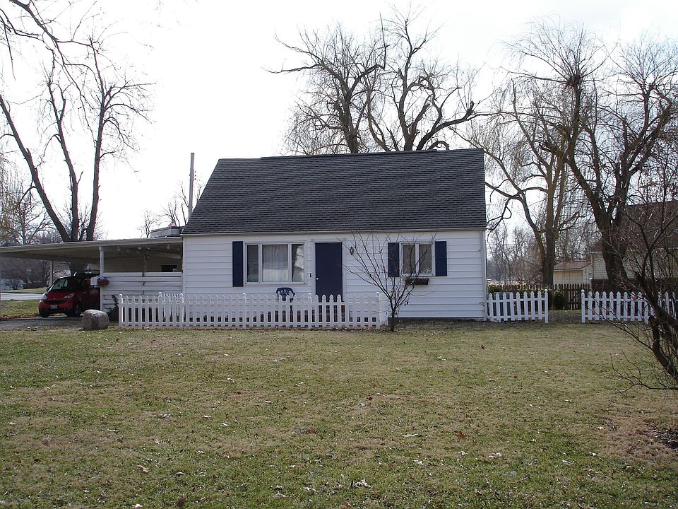 Corner lot with large yard